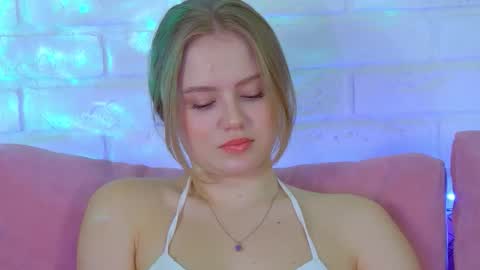 Snapshot of selinswarovski chatting on 10.08.25 SelinSwarovski online show from 10.08.25