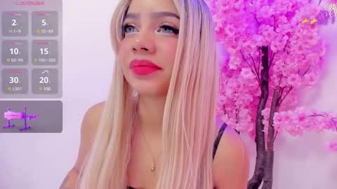 Snapshot of senniabella chatting on 02.18.25 Sennia online show from 02.18.25