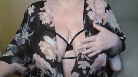 Snapshot of sensual_cris chatting on 04.27.26 CRIS online show from 04.27.26