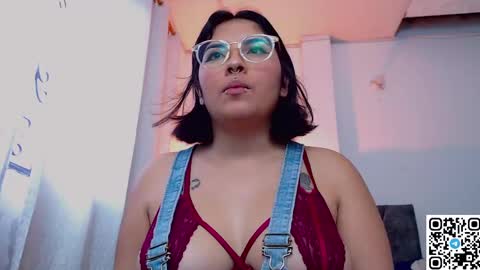 Snapshot of sensual_flame chatting on 12.25.24 Camille and sophie online show from 12.25.24