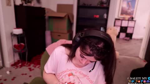 Snapshot of serareads chatting on 02.11.25 SeraReads online show from 02.11.25