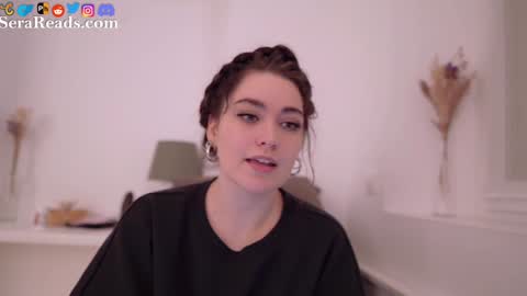 Snapshot of serareads chatting on 03.08.25 SeraReads online show from 03.08.25