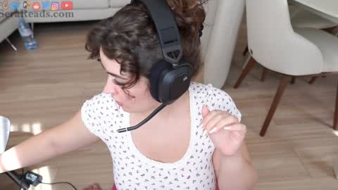 Snapshot of serareads chatting on 09.09.25 SeraReads online show from 09.09.25