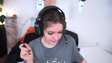 Snapshot of serareads chatting on 10.28.25 SeraReads online show from 10.28.25