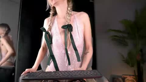 Snapshot of serenagrant chatting on 02.02.26 SerenaGrant online show from 02.02.26