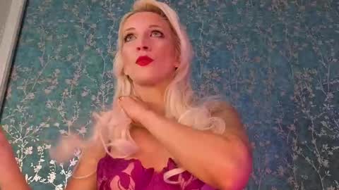 Snapshot of serenexxmilf chatting on 11.19.25 serenexx your MILF online show from 11.19.25