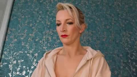 Snapshot of serenexxmilf chatting on 11.26.25 serenexx your MILF online show from 11.26.25