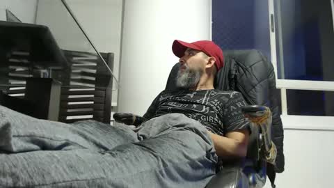 hetero serio discreto online show from 10.25.25