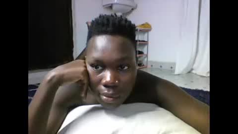 Snapshot of sexqueen02 chatting on 02.05.25 sexqueen02 online show from 02.05.25