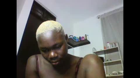 Snapshot of sexqueen02 chatting on 03.05.25 sexqueen02 online show from 03.05.25