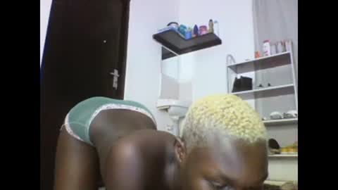 Snapshot of sexqueen02 chatting on 03.05.25 sexqueen02 online show from 03.05.25