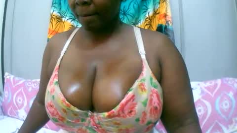 Snapshot of sexxi_ebony chatting on 11.10.25 sexxi_ebony online show from 11.10.25