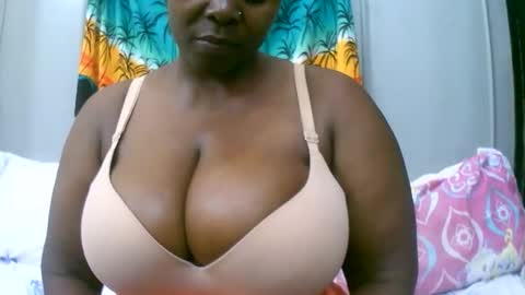 Snapshot of sexxi_ebony chatting on 11.15.25 sexxi_ebony online show from 11.15.25