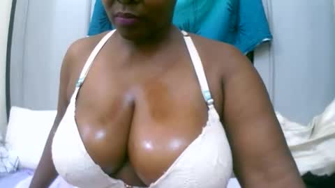 Snapshot of sexxi_ebony chatting on 11.19.25 sexxi_ebony online show from 11.19.25