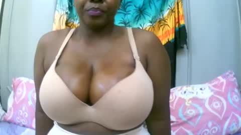 Snapshot of sexxi_ebony chatting on 11.23.25 sexxi_ebony online show from 11.23.25