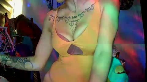 Snapshot of sexxileeah42o chatting on 09.18.25 Leeah CloudZzz online show from 09.18.25