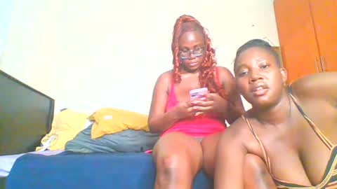 Snapshot of sexxy_thick_ebony chatting on 06.27.26 Sweet doll online show from 06.27.26