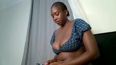 Snapshot of sexxy_thick_ebony chatting on 07.06.26 Sweet doll online show from 07.06.26