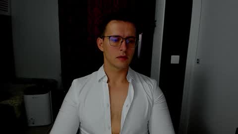 Snapshot of sexxymuscles4u chatting on 11.15.25 Sexxymuscles4U online show from 11.15.25
