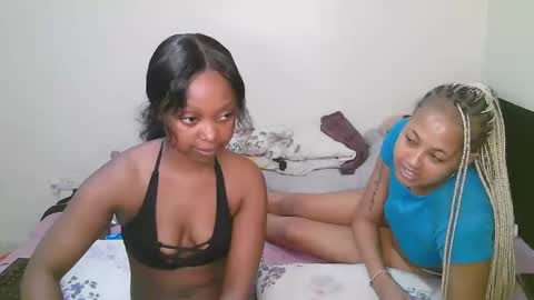 Snapshot of sexy_bluegirl chatting on 04.01.26 sexy_bluegirl online show from 04.01.26