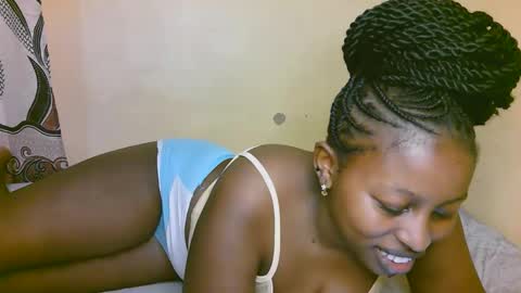 Snapshot of sexy_latasha chatting on 10.14.25 sexy_latasha online show from 10.14.25