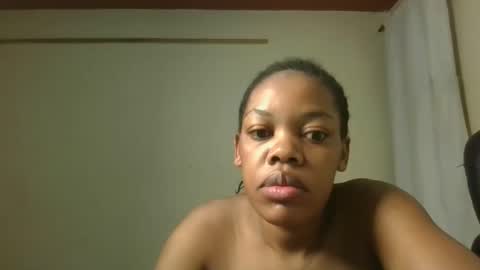 Snapshot of sexy_lyna chatting on 10.22.25 sexy_lyna online show from 10.22.25