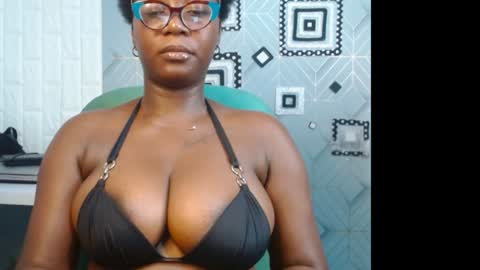 Snapshot of sexy_pearl12 chatting on 12.08.24 zoe online show from 12.08.24