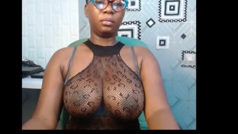 Snapshot of sexy_pearl12 chatting on 01.06.25 zoe online show from 01.06.25