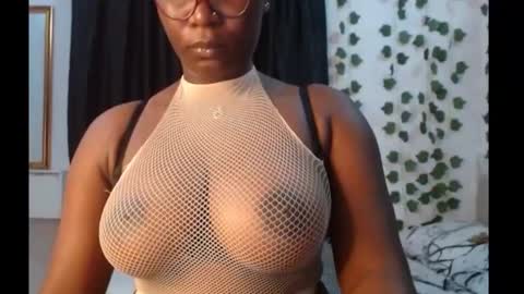 Snapshot of sexy_pearl12 chatting on 09.10.25 zoe online show from 09.10.25