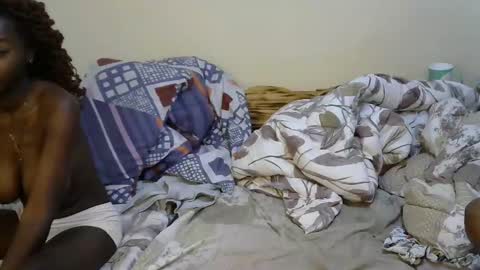 Snapshot of sexy_yello chatting on 11.10.25 Bantu girl online show from 11.10.25