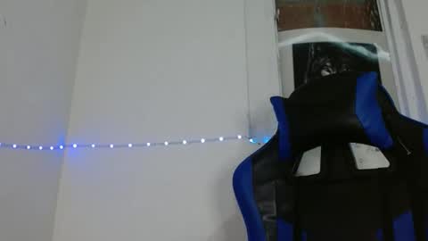 Snapshot of sexyboy_bigclit chatting on 11.08.25 Iker online show from 11.08.25