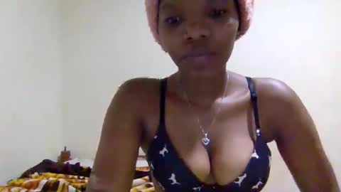 Snapshot of sexybrown14 chatting on 09.18.25 Essy online show from 09.18.25