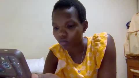 Snapshot of sexybrown14 chatting on 10.13.25 Essy online show from 10.13.25