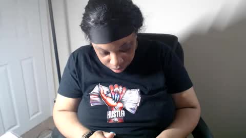 Snapshot of sexymona1218 chatting on 05.23.26 SexyMona online show from 05.23.26