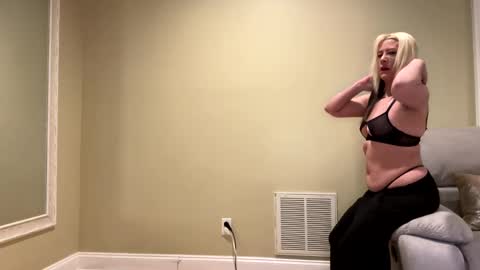 Sexypiglet2728 online show from 01.02.25