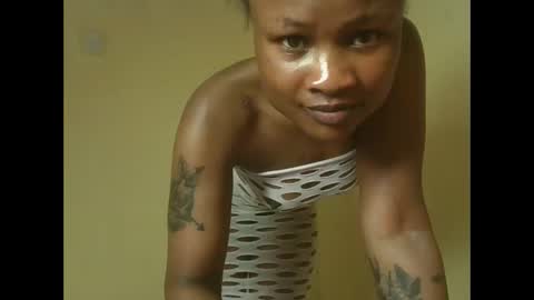 Snapshot of sexyqueenivy chatting on 10.28.25 queenivy online show from 10.28.25