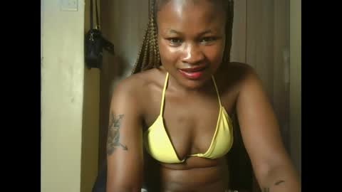 Snapshot of sexyqueenivy chatting on 12.01.25 queenivy online show from 12.01.25