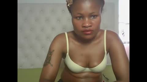 Snapshot of sexyqueenivy chatting on 12.15.25 queenivy online show from 12.15.25