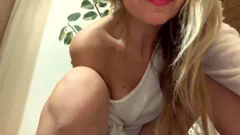 Snapshot of sexysexydream chatting on 01.02.25 Anya online show from 01.02.25