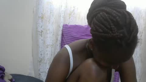 Snapshot of sexytinyy chatting on 09.27.25 maria online show from 09.27.25