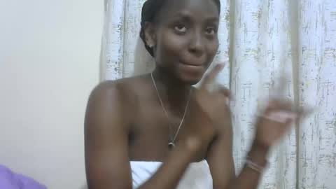 Snapshot of sexytinyy chatting on 11.04.25 maria online show from 11.04.25