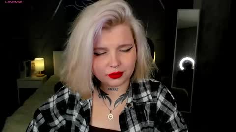 Snapshot of shadow__purr chatting on 11.08.25 Lana online show from 11.08.25