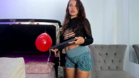 Snapshot of shainabonne chatting on 02.14.25 Shaina online show from 02.14.25