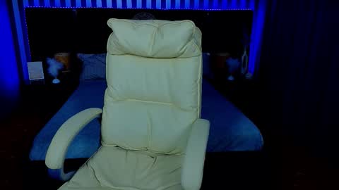 Lessi online show from 10.17.25