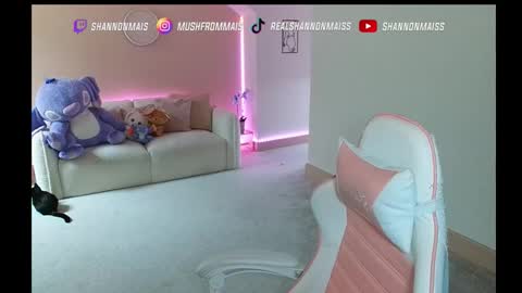 Snapshot of shannonblooms chatting on 10.23.25 Shanmais online show from 10.23.25