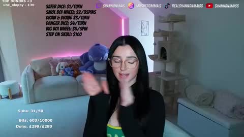 Snapshot of shannonblooms chatting on 11.27.25 Shanmais online show from 11.27.25