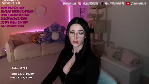 Snapshot of shannonblooms chatting on 11.29.25 Shanmais online show from 11.29.25