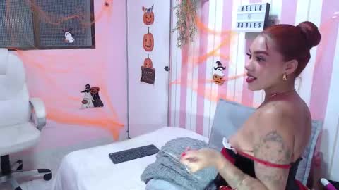 Snapshot of shantal_luw chatting on 10.31.25 shantal online show from 10.31.25