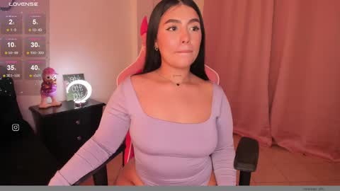 Snapshot of shantall_vidales chatting on 12.30.24 online show from 12.30.24