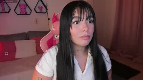 Snapshot of shantall_vidales chatting on 03.08.25 online show from 03.08.25